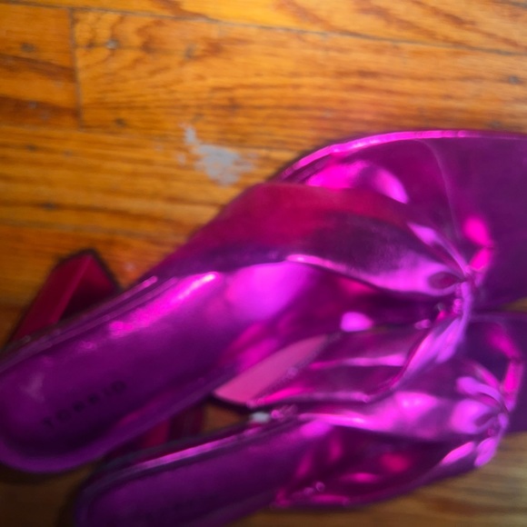 Metallic - Picture 3 of 4